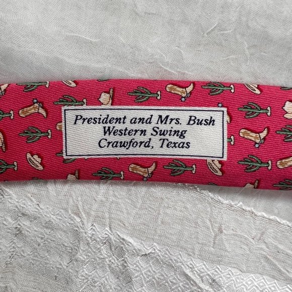 Vineyard Vines 100% Silk Custom Collection Neck Tie - Picture 2 of 5